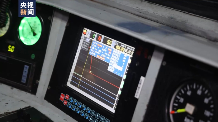 他们告诉记者,列车的制动全靠空气风压掌控,一列车正常风压需要保持