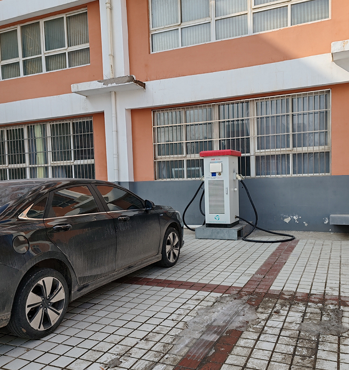 河南一所县级中学设置的充电桩