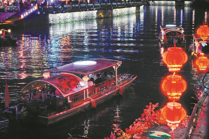     游客乘坐游船，欣赏锦江两岸夜景