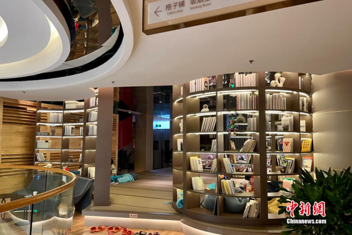 某温泉门店里的书吧。张钰惠  图