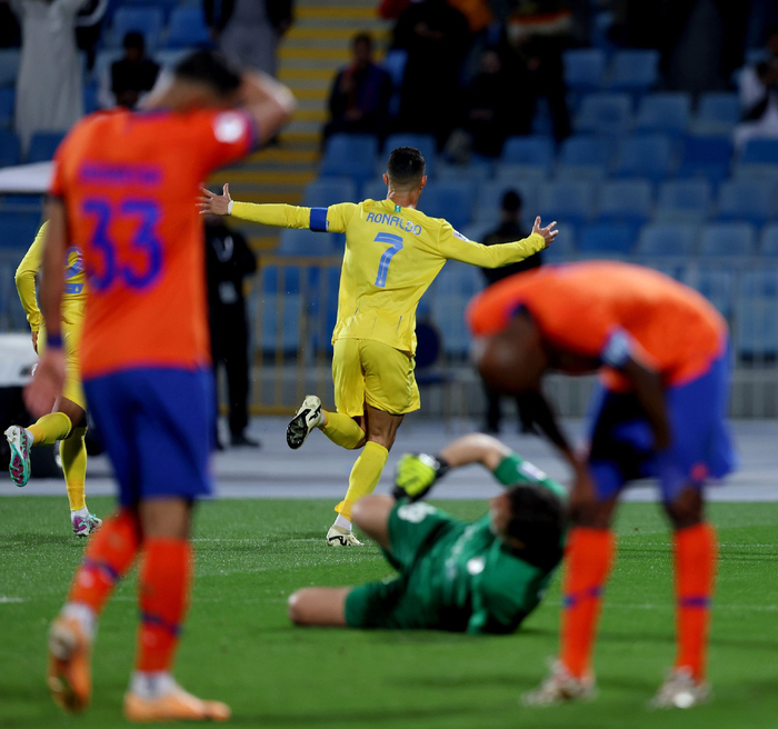 目前C罗的生涯总进球数已经来到874球。