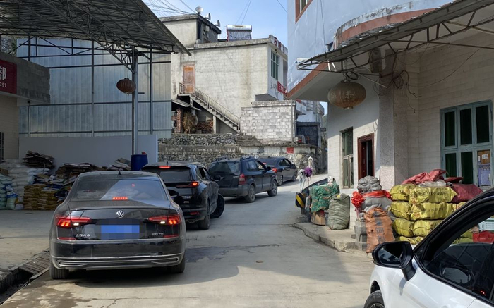 曾需翻山越岭出村的深山村落,如今有了"堵车烦恼"