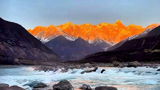 南迦巴瓦峰下的金色夕阳