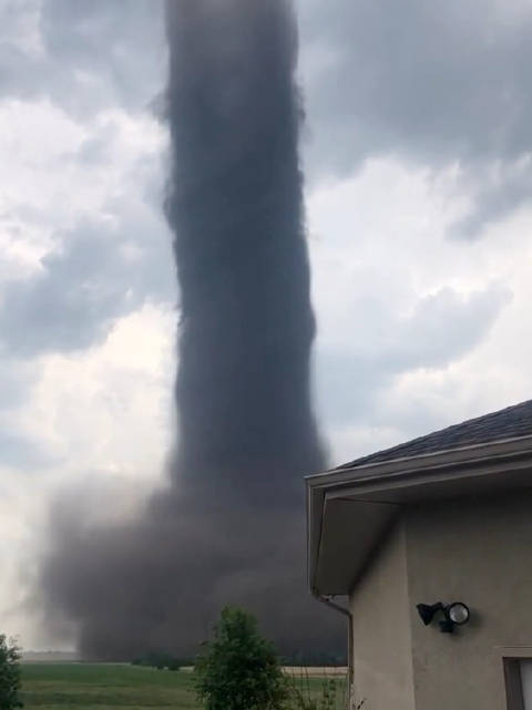 加拿大网友遇巨型龙卷风🌪️__财经头条