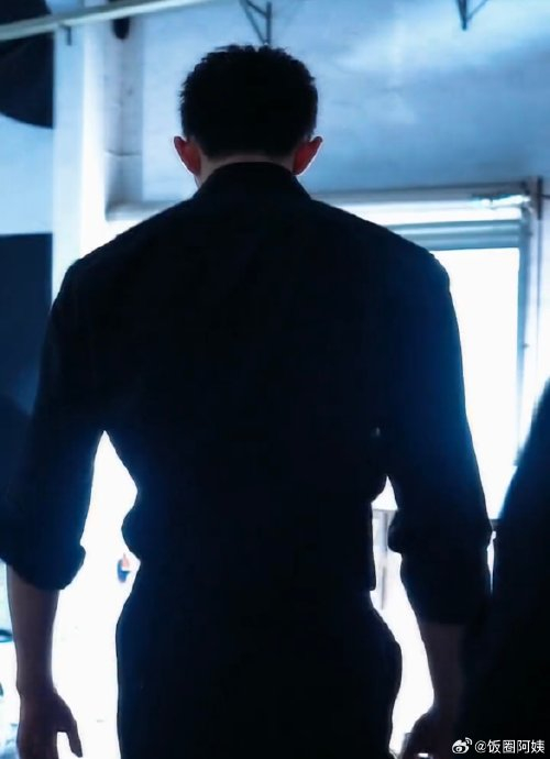 吴磊这背影,这肩款,这腰!|吴磊_新浪新闻