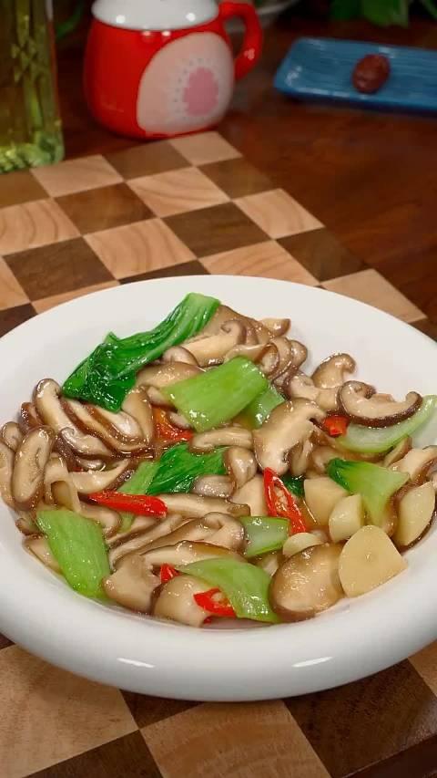 大魚大肉吃膩了來點清淡的香菇炒油菜