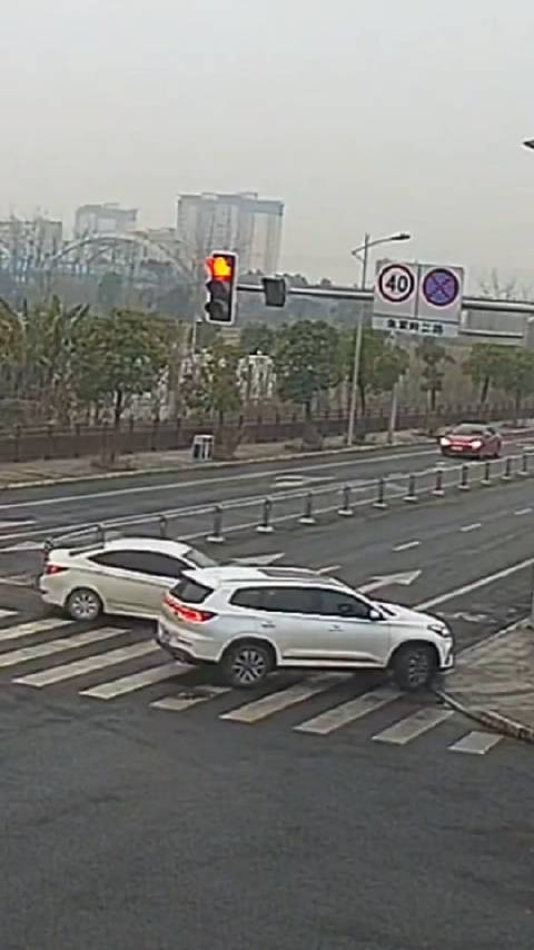 成都成华发生的一起离奇车祸