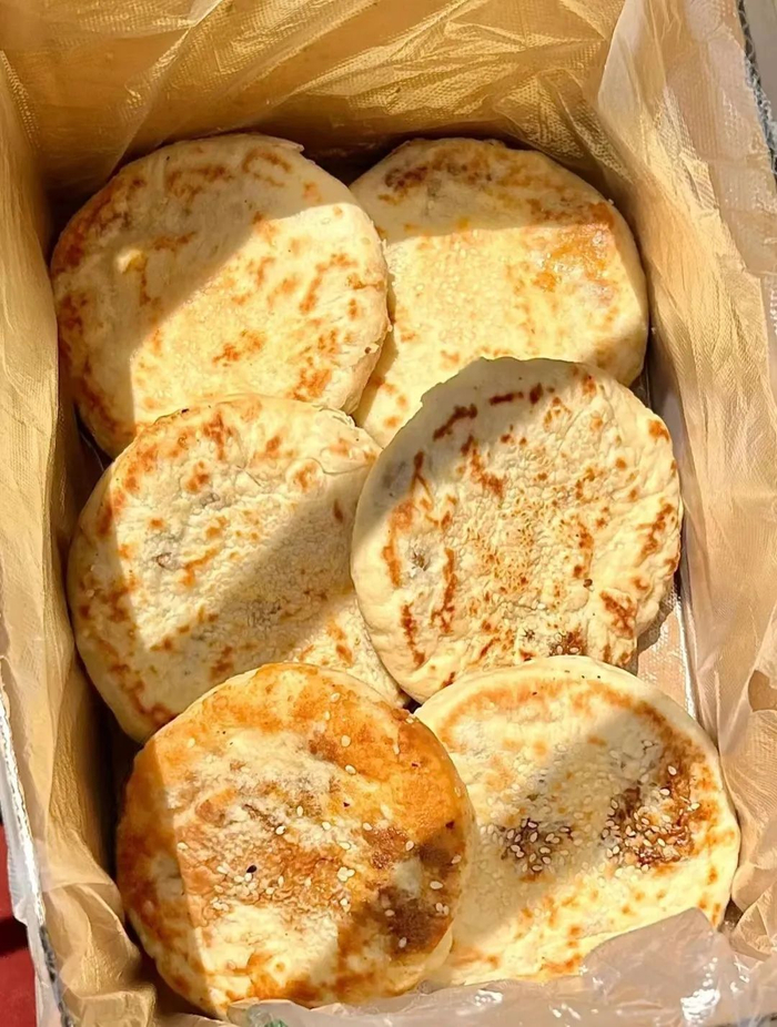 锅盔在四川,可以成为香到冒泡的军屯锅盔;可以是万物皆可夹的南充