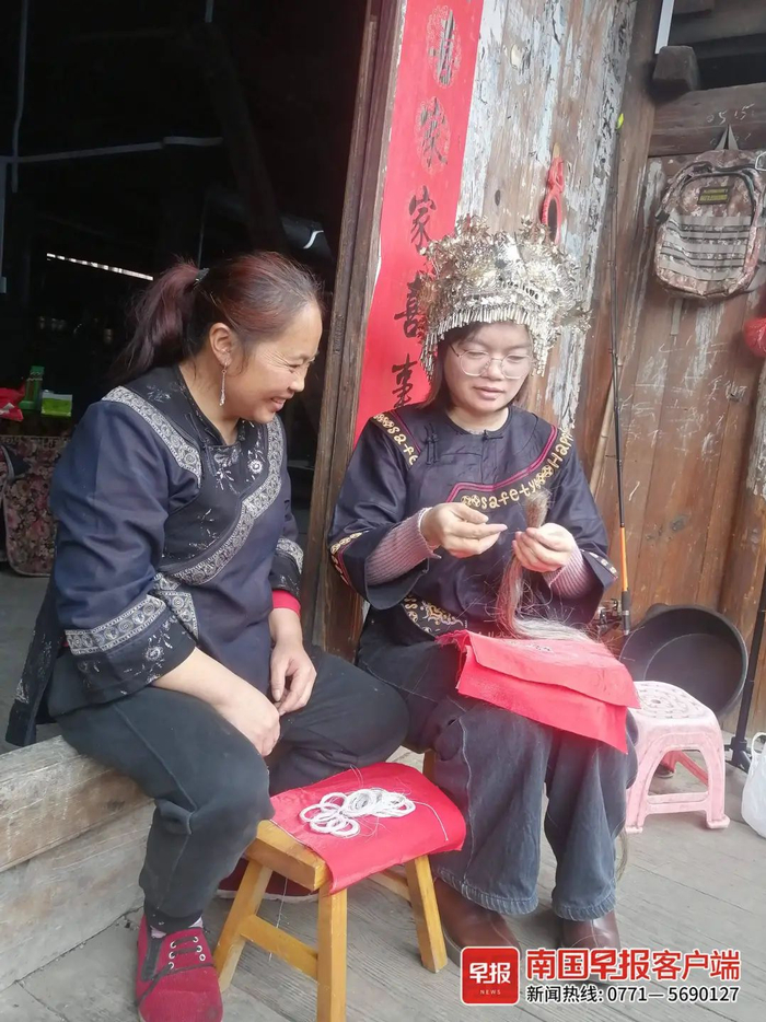 ▲罗爱香（右）向水族妇女学习水族马尾绣。