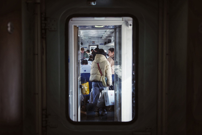 14小时,900公里!"绿皮车"上返京路|列车_新浪新闻