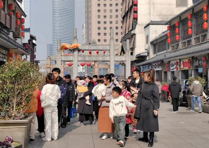 市集的精美商品吸引市民驻足选购车水马龙热闹非凡户部山充满烟火气壹