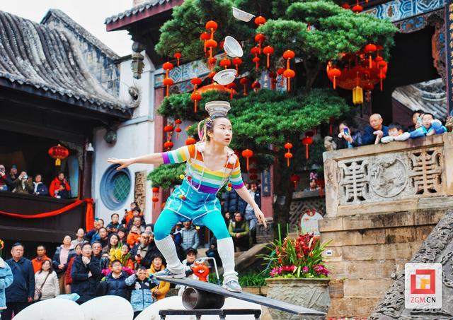 是什么让大家兴奋鼓掌?看自贡杂技演员为春节添彩|_