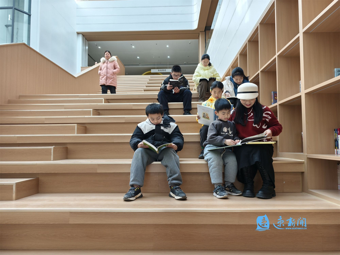 春节期间除了走亲访友,外出旅游,到图书馆看书也成为市民的热门选择,2