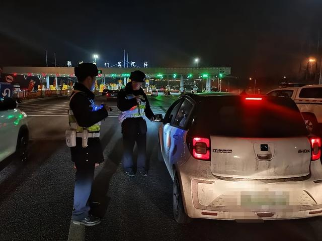 市区出行请注意温馨提醒:在免费时段即将结束前仍在高速公路行驶的
