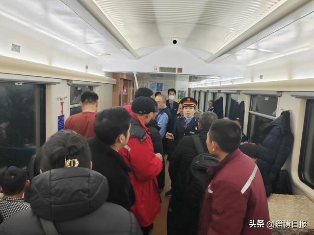 济南铁路局青岛客运段:列车晚点车长耐心安抚旅客