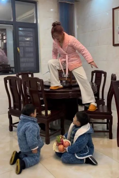 赵鱼塘和两个外甥在一起。受访者供图