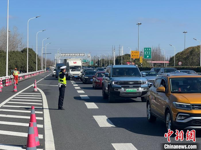 通往g40沪陕高速各收费口的车流量,以及经由崇启大桥回沪的车流呈上升