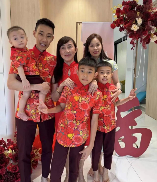 李宗伟一家过年,拜年问好,抗癌成功瘦脱相,妻子越来越美了|李宗伟