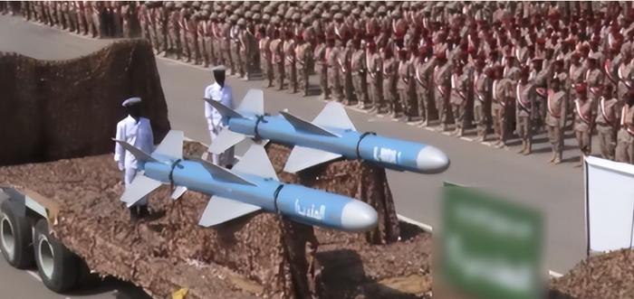 胡塞武装展示的飞航式反舰导弹。