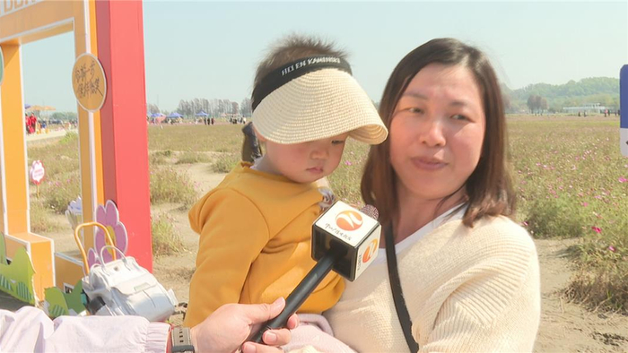 南朗街道崖口村纪律检查委员会委员杨美英:"因为花太漂亮了,游客也忍