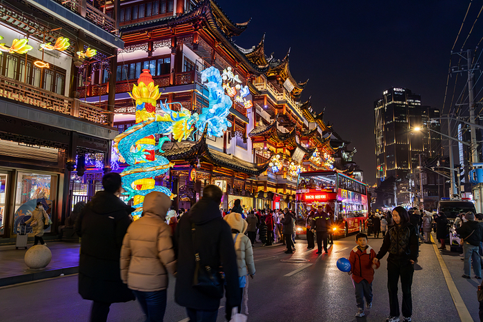 2024年2月7日，上海豫园灯会流光溢彩，众多市民和游客前来赏灯。视觉中国 资料图