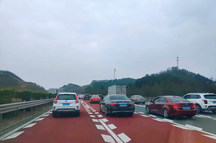 g72泉南高速部分路况呈缓行状态今年春节假期,7座及7座以下小型客车