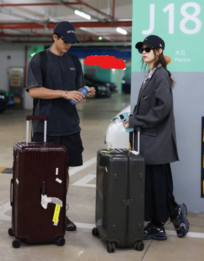 形影不离感情深厚,没穿情侣装风格迥异|钟楚曦|情侣装|感情_新浪新闻