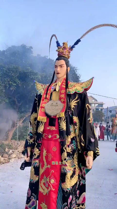 福建游神好震撼据说这还是财神爷的儿子有钱又有颜