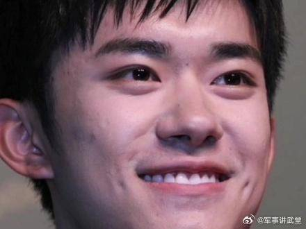 易烊千玺生图自然干净接受明星精修图下的真实状态