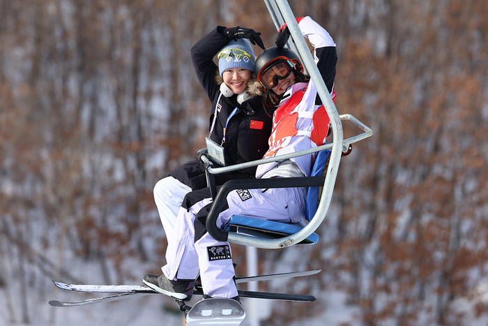 刘佳宇、徐梦桃（左）一同乘坐缆车向镜头比心。