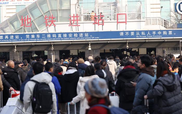 地铁进站口前，旅客排起长队。新京报记者 王贵彬 摄