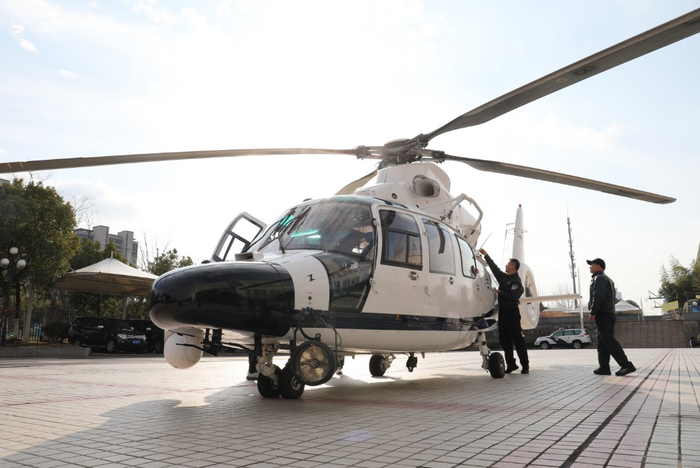 2月16日8时30分,合肥市公安局特警支队内,两架警用直升机正在有条不紊