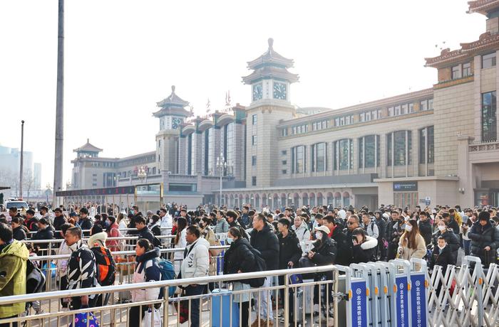 2月17日，北京站迎来返程客流高峰。新京报记者 王贵彬 摄