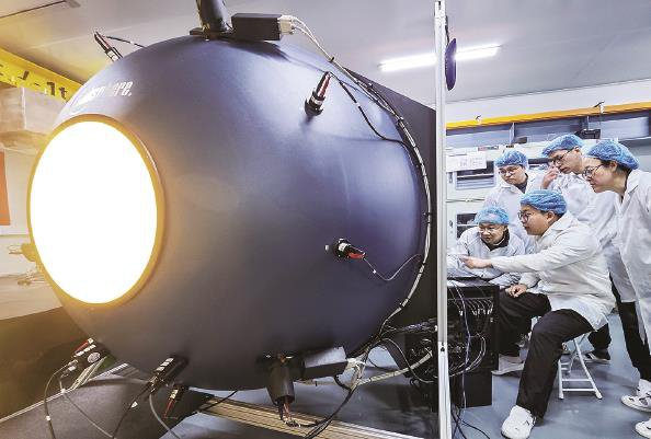  科研团队利用积分球模拟太阳光谱 本报记者 陶磊 摄 
