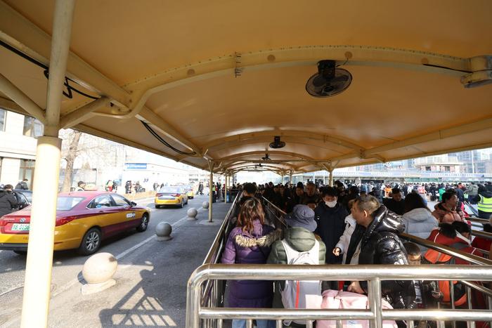 出租车等候区，旅客正在候车。新京报记者 王贵彬 摄
