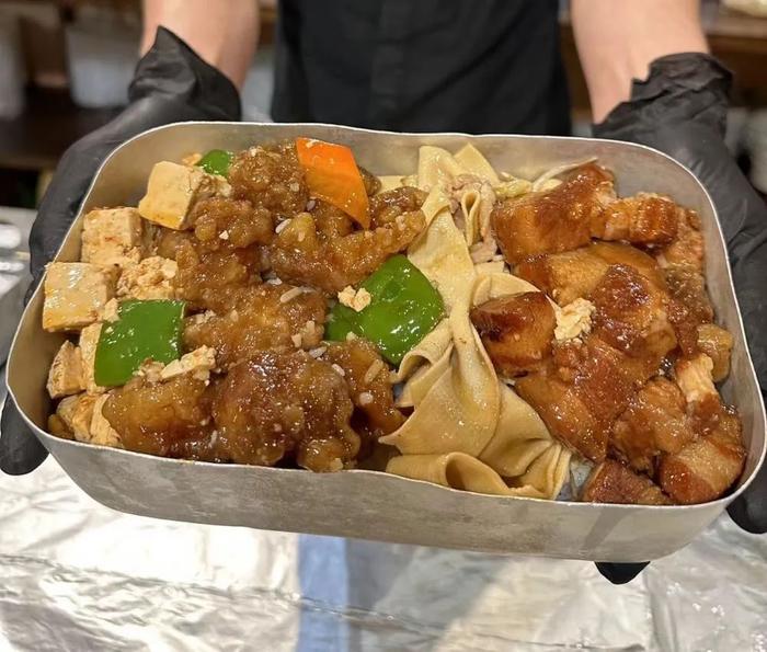 这是加拿大温哥华“添玺”餐馆里用铝饭盒装盛的东北菜盒饭。受访者供图