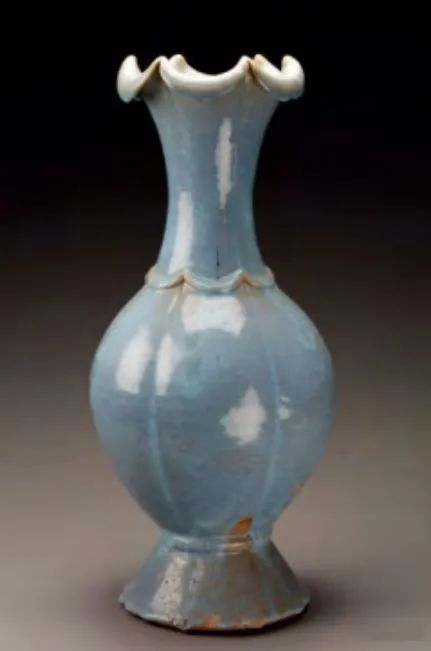 钧窑荷叶口大瓶3.