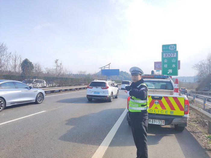假期最后一天成都周边高速部分路段车流量大