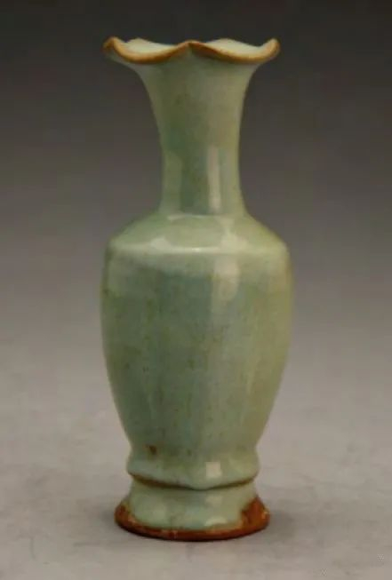 五瓣荷叶形口外侈,细长颈,折肩,瓜楞腹,上腹鼓,胫部斜收,胫部近足出有