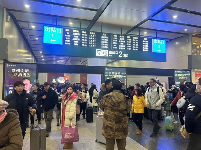 旅客们陆续出站/记者拍摄