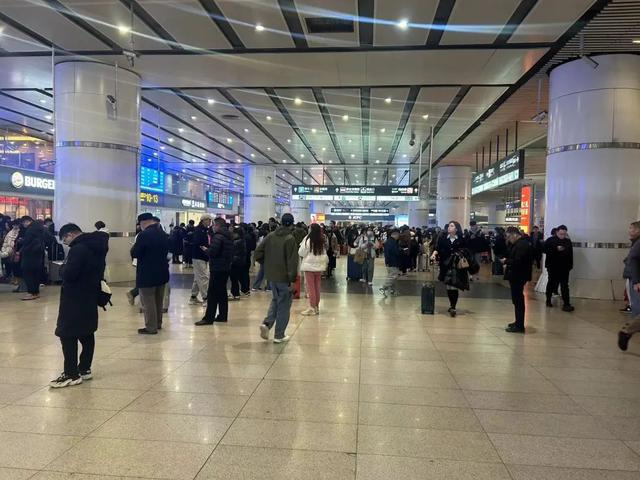 北京南站的旅客/记者拍摄