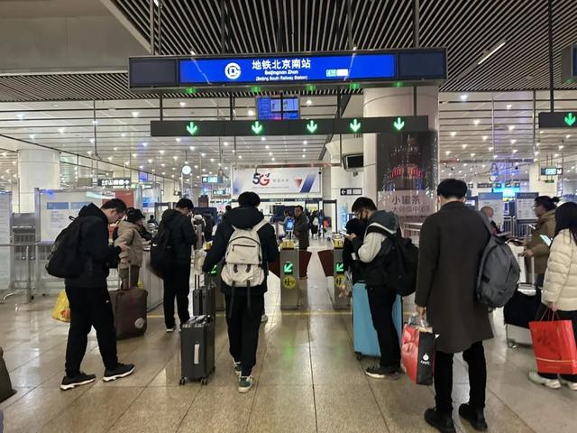 旅客准备乘坐地铁离开车站/记者拍摄