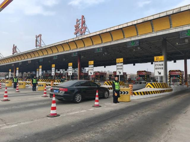 站区加强人员配备，疏导交通/记者拍摄