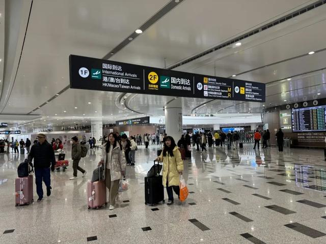 大兴机场旅客到达口/记者拍摄