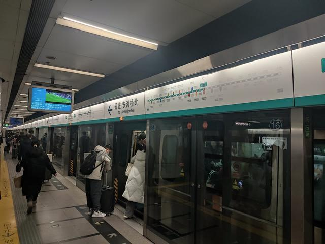 深夜抵京的旅客回家方便吗?记者夜探北京南站返程高峰