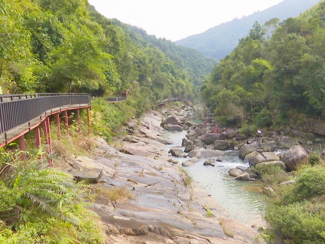 各大景点游玩的市民游客络绎不绝,下帅牛仙谷,桥头旺景生态园等迎来了