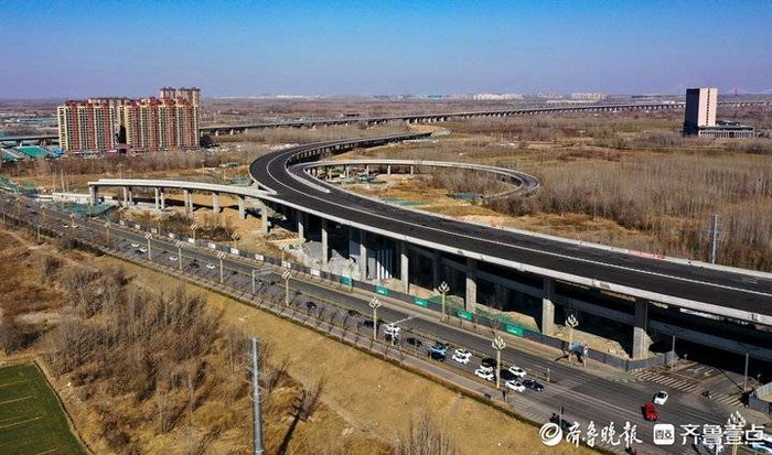 正月假日,航拍济南大桥镇南侧的济南新黄河大桥北段引桥,圆形匝道造型