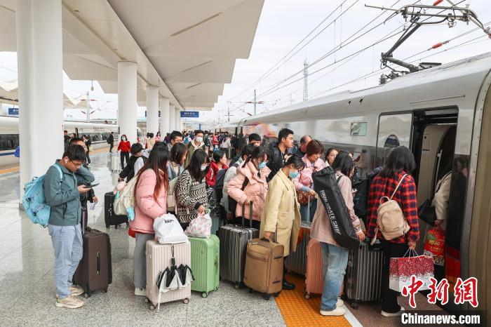 (新春走基层)春节假期最后一天 南铁预计发送旅客121_