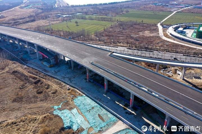 正月假日,航拍济南大桥镇南侧的济南新黄河大桥北段引桥,圆形匝道造型