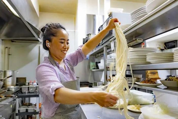 澳大利亚堪培拉“东北农家小院”餐馆的经营者孟繁华在做手工面条。新华社发（储晨摄）